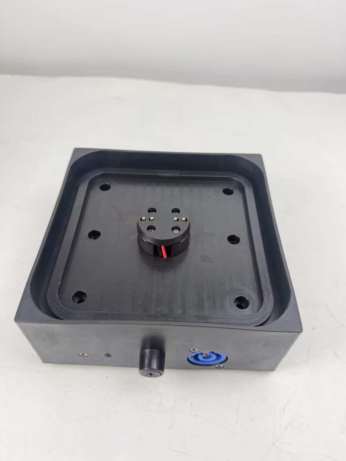 Powered charging base with aligned contact pins for the Aqua P9X